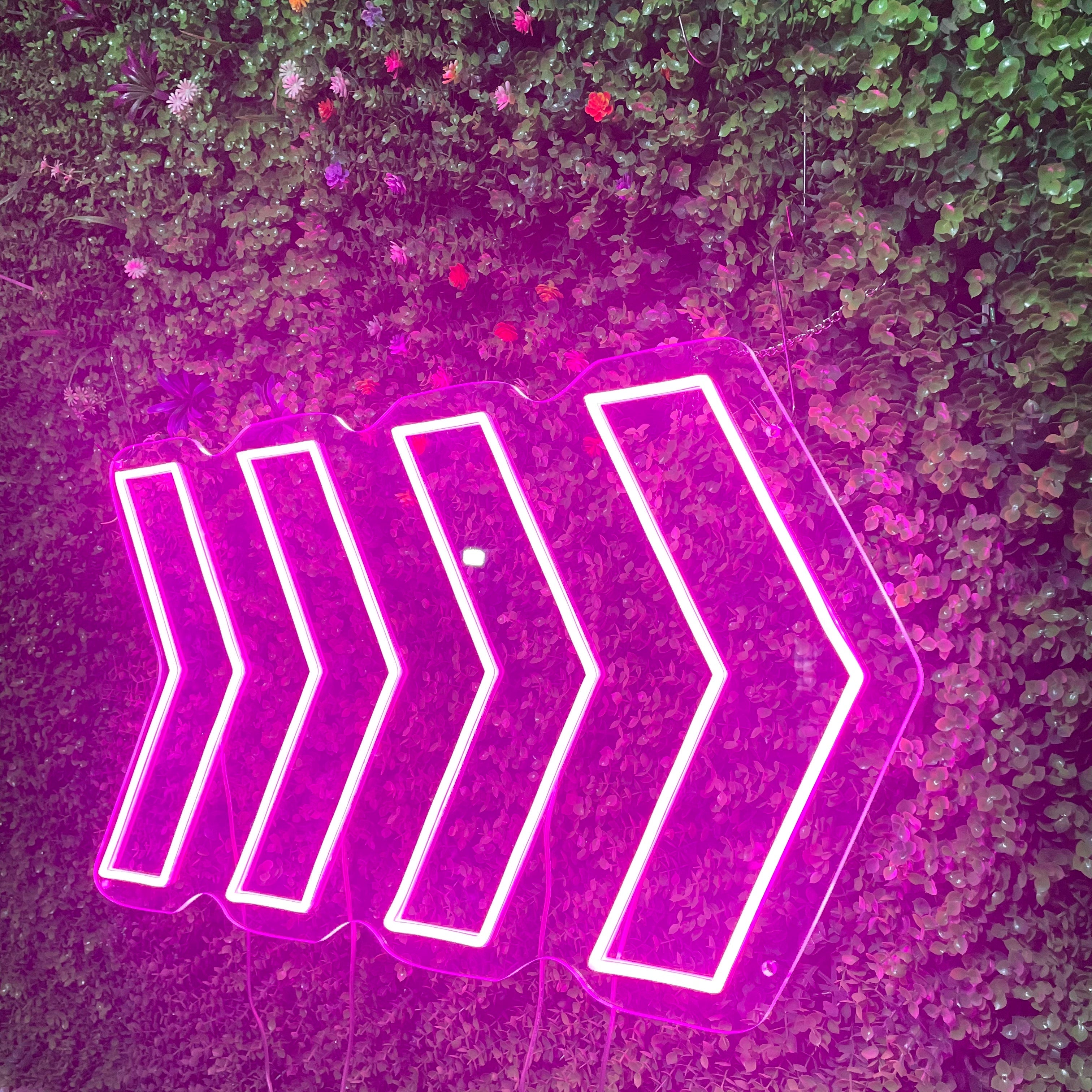Gradient Flashing Arrow Neon Sign – Eye-Catching LED Directional Light for Bars, Shops & Events