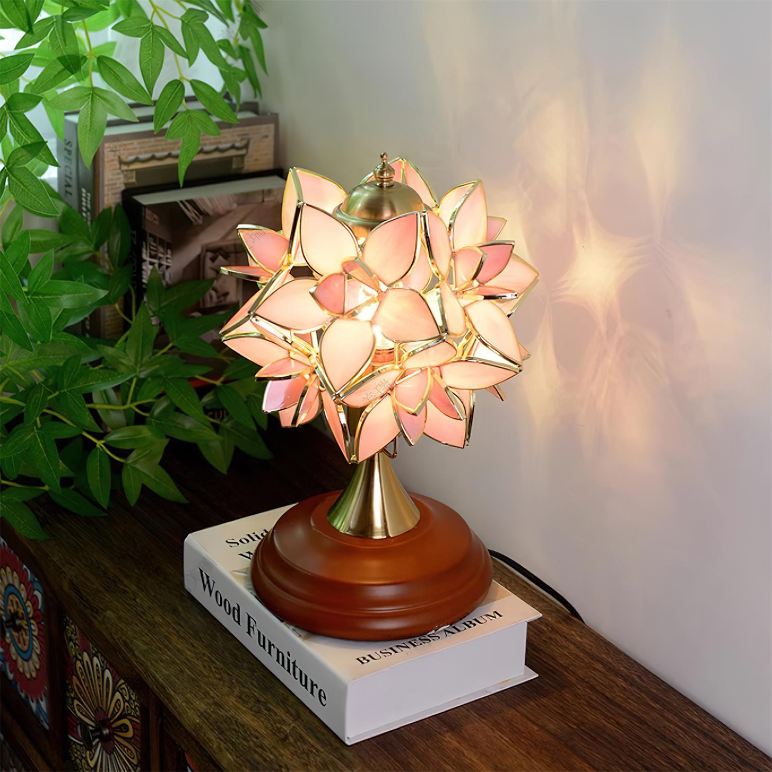 Lumi Tiffany Table Lamp