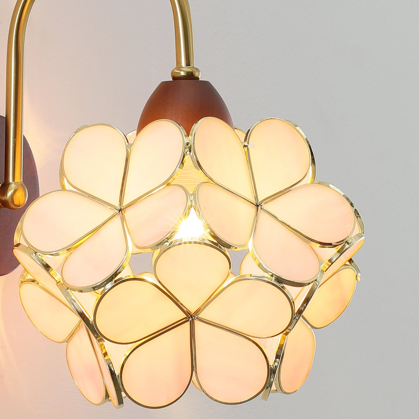 Petalora Wall Lamp