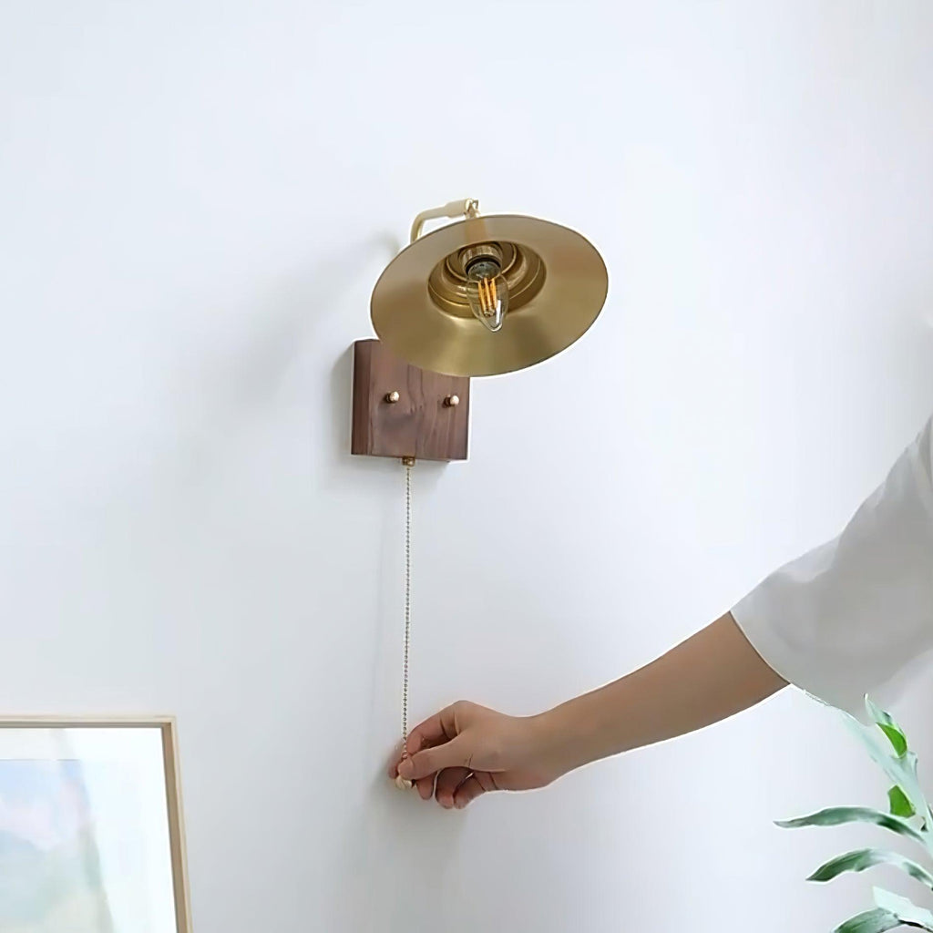 Runia Brass Wall Lamp