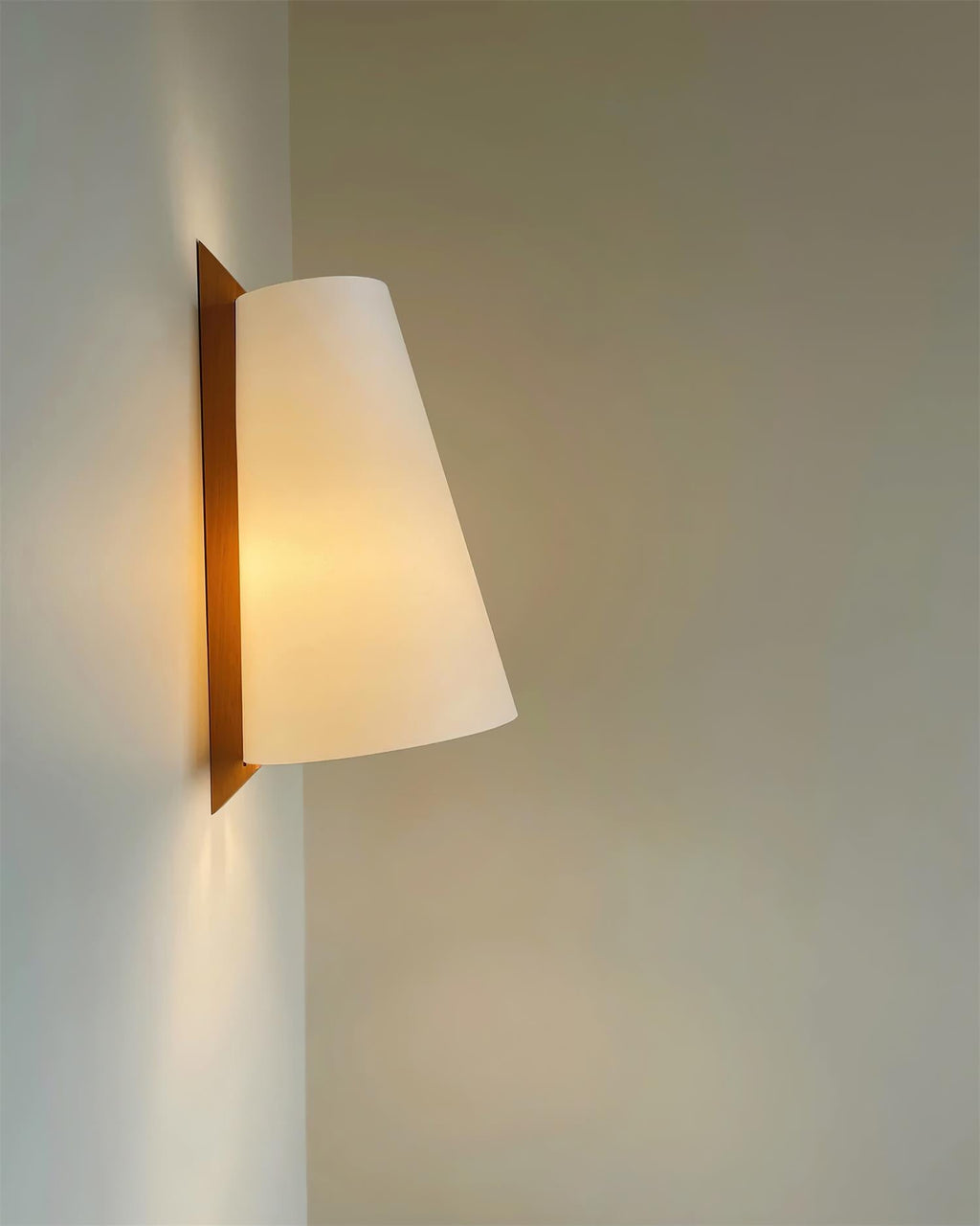 Trianora Wall Lamp
