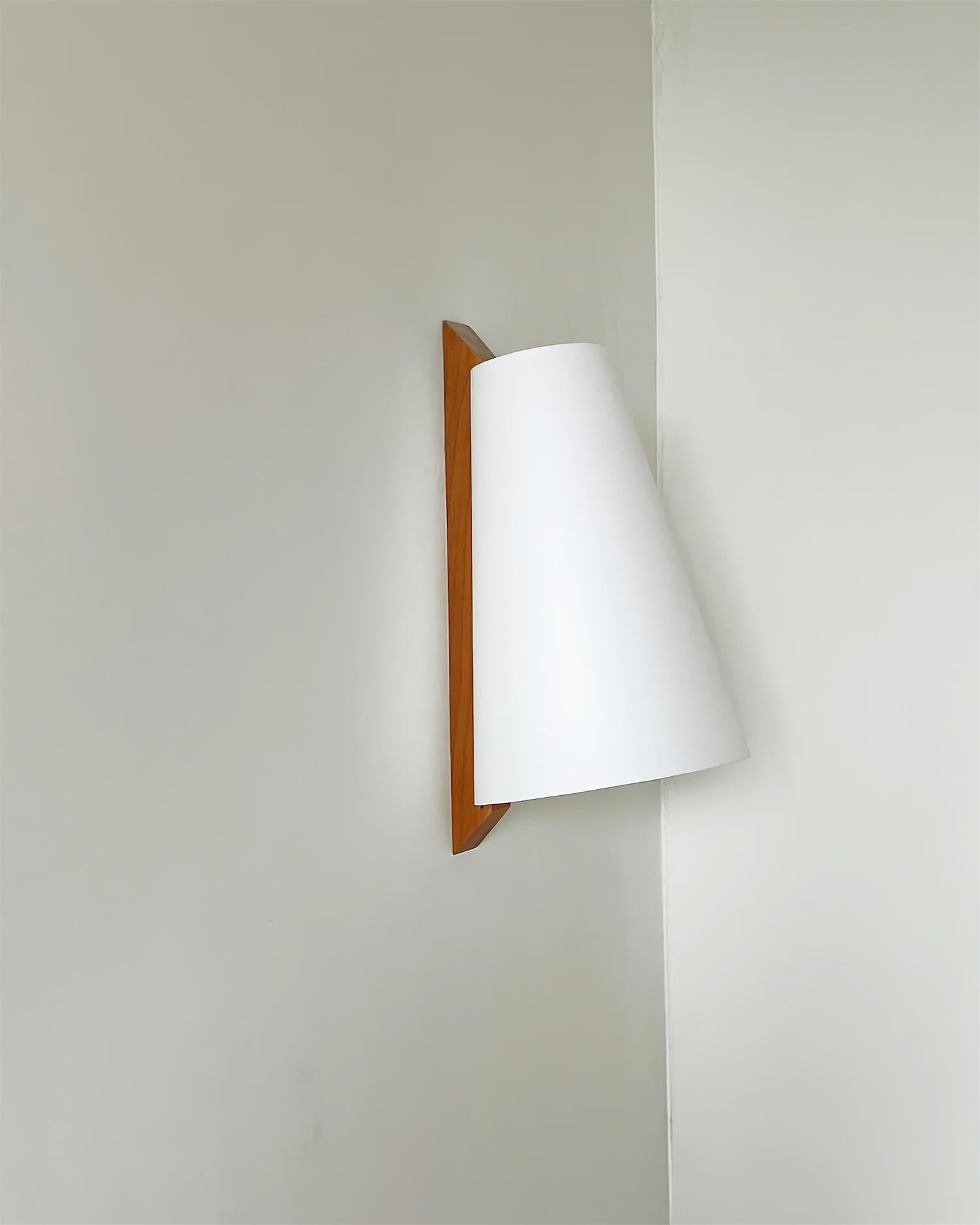 Trianora Wall Lamp